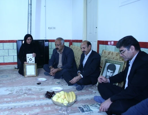 دیدار مسئولان پردیس علامه طباطبایی لرستان با خانواده شهدای دانشجو
