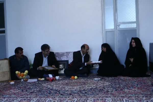 دیدار مسئولان پردیس علامه طباطبایی لرستان با خانواده شهدای دانشجو