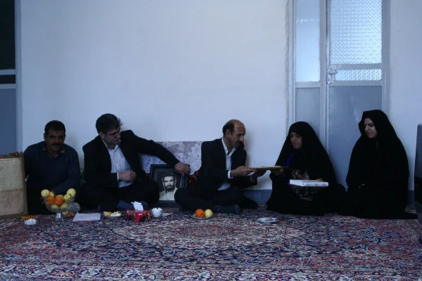 دیدار مسئولان پردیس علامه طباطبایی لرستان با خانواده شهدای دانشجو