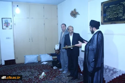 دیدار سرپرست و جمعی از کارکنان پردیس علامه طباطبایی لرستان با خانواده دانشجوی شهید امید علی زیوداری