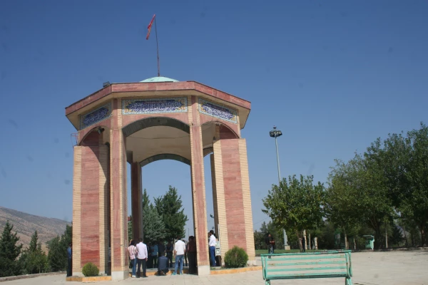 بازدید از آرامگاه شهدای گمنام خرم آباد