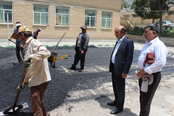 بازدید حضوری سرپرست مدیریت امور پردیس های استان لرستان از نحوه آسفالت کردن فضای داخلی پردیس علامه طباطبایی لرستان