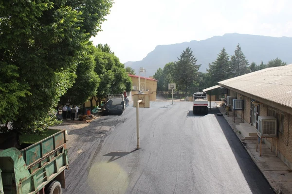 بازدید حضوری سرپرست مدیریت امور پردیس های استان لرستان از نحوه آسفالت کردن فضای داخلی پردیس علامه طباطبایی لرستان