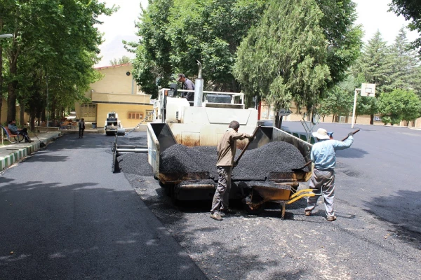 بازدید حضوری سرپرست مدیریت امور پردیس های استان لرستان از نحوه آسفالت کردن فضای داخلی پردیس علامه طباطبایی لرستان