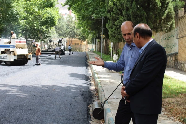 بازدید حضوری سرپرست مدیریت امور پردیس های استان لرستان از نحوه آسفالت کردن فضای داخلی پردیس علامه طباطبایی لرستان