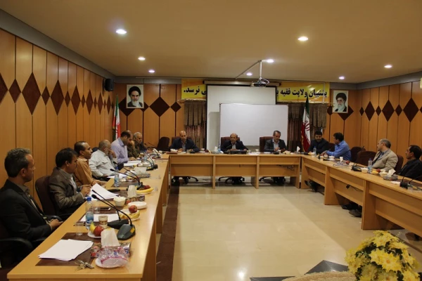 برگزاری نشست صمیمی اساتید گروه های آموزشی با سرپرست مدیریت امور پردیس های استان لرستان