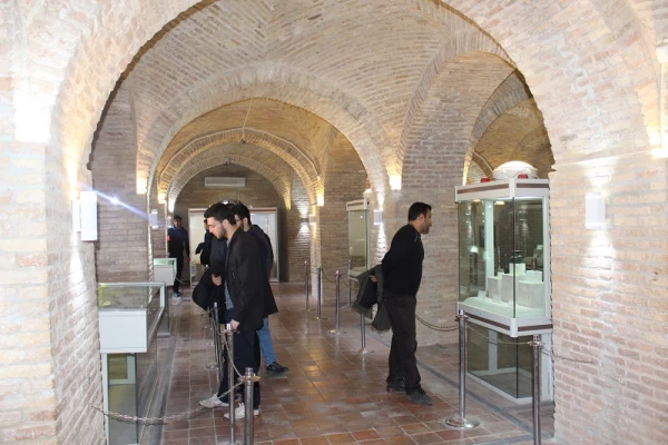 بازدید علمی دانشجویان رشته تاریخ ،پردیس علامه طباطبایی لرستان از قلعه تاریخی فلک الافلاک