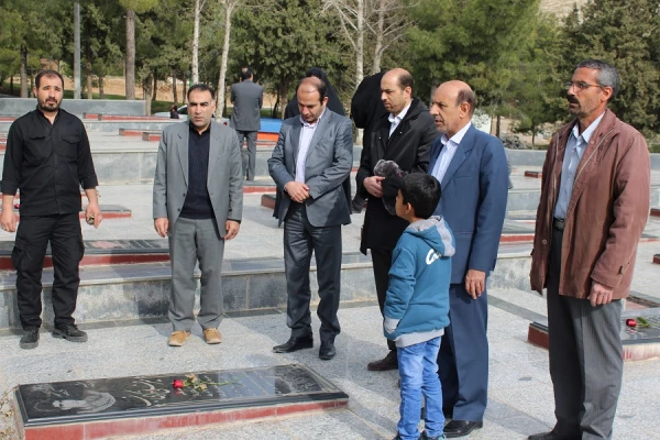 مراسم غبارروبی و عطر افشانی قبور مطهر شهدا با حضور مسئولین دانشگاه فرهنگیان استان لرستان