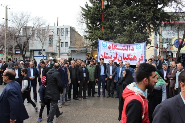 حضور کارکنان، اساتید و دانشجویان دانشگاه فرهنگیان لرستان در راهپیمایی 22بهمن ماه 1397