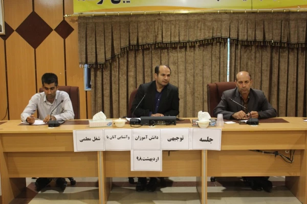 نشست توجیهی هفته مشاغل با دانش آموزان دبیرستان های شاهد و سعدی خرم آباد