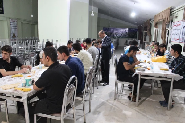 شرکت مسئولین و اعضای شورای صنفی پردیس علامه طباطبایی در مراسم افطار دانشجویان