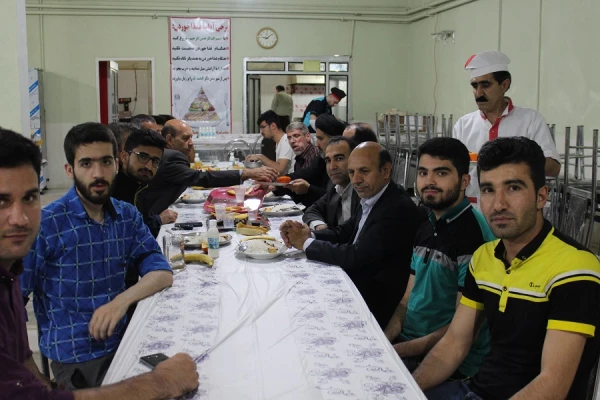 شرکت مسئولین و اعضای شورای صنفی پردیس علامه طباطبایی در مراسم افطار دانشجویان