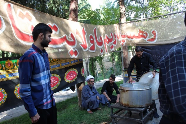 پذیرایی موکب هیئت قمر بنی هاشم (ع) پردیس علامه طباطبایی لرستان