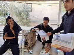 توزیع نشریه هم اندیشان پردیس علامه طباطبایی لرستان در پیاده روی اربعین