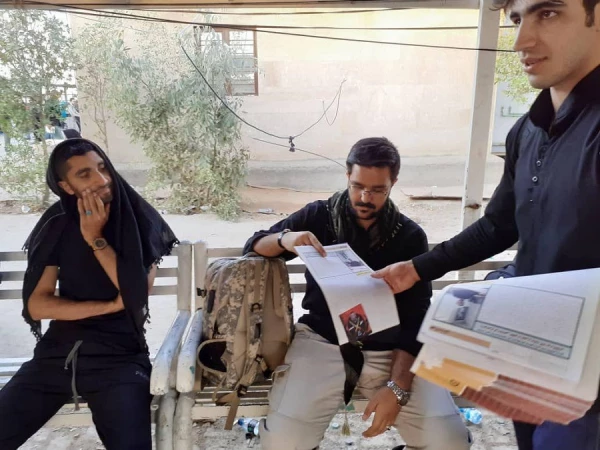 توزیع نشریه هم اندیشان پردیس علامه طباطبایی لرستان در پیاده روی اربعین