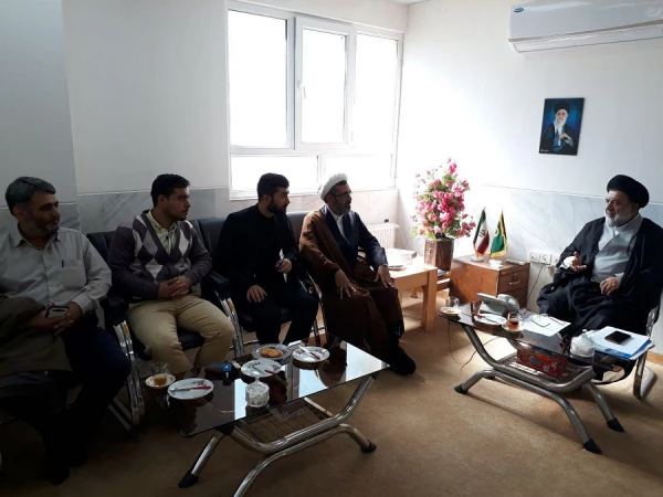 جلسه دبیر کانون مهدویت و فرمانده بسیج دانشجویی پردیس علامه طباطبایی لرستان با نماینده ولی فقیه در لرستان و امام جمعه خرم آباد به مناسبت هفته ولایت و جشن بیعت