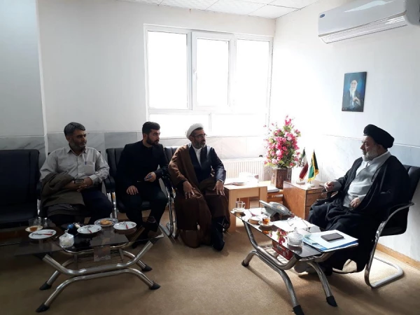 جلسه دبیر کانون مهدویت و فرمانده بسیج دانشجویی پردیس علامه طباطبایی لرستان با نماینده ولی فقیه در لرستان و امام جمعه خرم آباد به مناسبت هفته ولایت و جشن بیعت