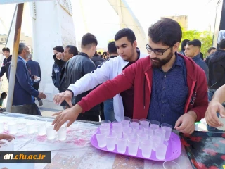 پذیرایی ایستگاه صلواتی پردیس علامه طباطبایی لرستان از راهپیمایی کنندگان یوم الله 13 آبان