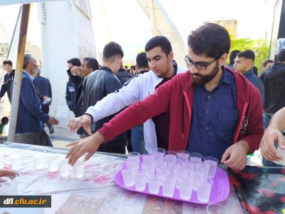 پذیرایی ایستگاه صلواتی پردیس علامه طباطبایی لرستان از راهپیمایی کنندگان یوم الله 13 آبان