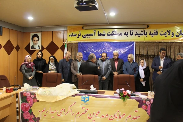 نشست نقد و بررسی کتاب شعر استاد رشنو شاعر توانمند لرستانی به مناسبت هفته کتاب و کتابخوانی