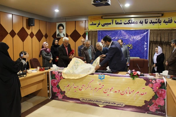 نشست نقد و بررسی کتاب شعر استاد رشنو شاعر توانمند لرستانی به مناسبت هفته کتاب و کتابخوانی