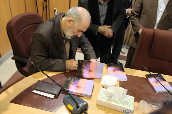 نشست نقد و بررسی کتاب شعر استاد رشنو شاعر توانمند لرستانی به مناسبت هفته کتاب و کتابخوانی