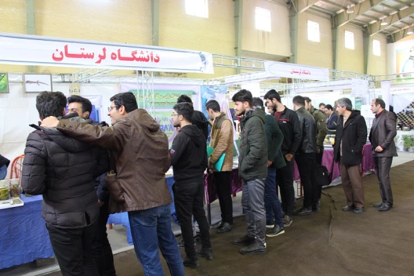 بازدید علمی دانشجویان از نمایشگاه دستاوردهای پژوهشی در دانشگاه لرستان در هفته پژوهش