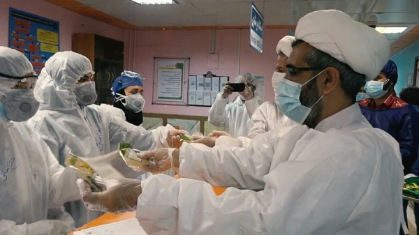 حضور گروه جهادی پیامبر اعظم در بیمارستان عشایر خرم آباد در کنار بیماران کرونایی 