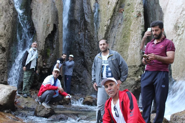 کوهپیمایی کارکنان پردیس علامه طباطبایی لرستان در منطقه سیاحتی آبشار وارک