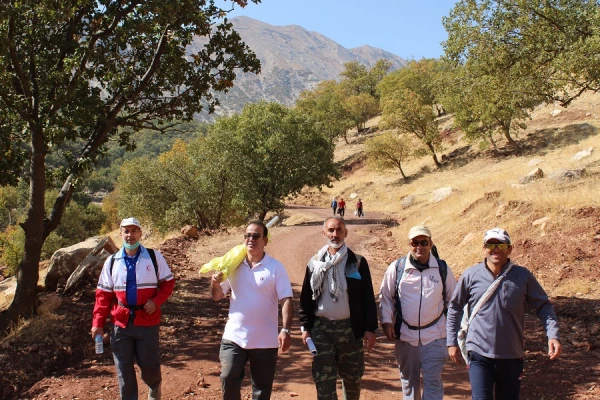 کوهپیمایی کارکنان پردیس علامه طباطبایی لرستان در منطقه سیاحتی آبشار وارک