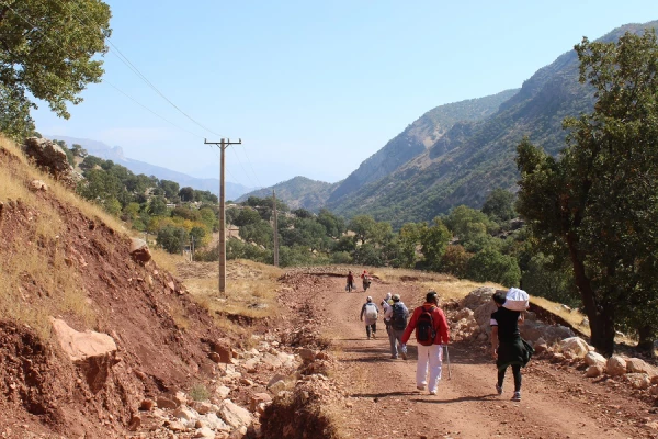 کوهپیمایی کارکنان پردیس علامه طباطبایی لرستان در منطقه سیاحتی آبشار وارک