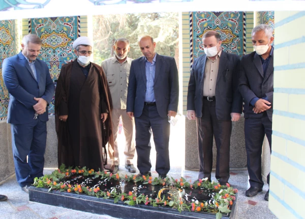 تجدید میثاق کارکنان پردیس  علامه طباطبایی در هفته تربیت بدنی با شهدا بر مزار شهید گمنام 