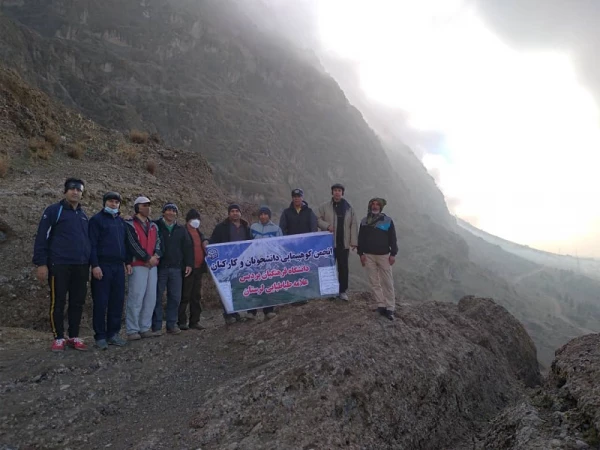 مراسم کوهپیمایی کارکنان پردیس علامه طباطبایی لرستان به ارتفاعات مخمل کوه خرم آباد 3